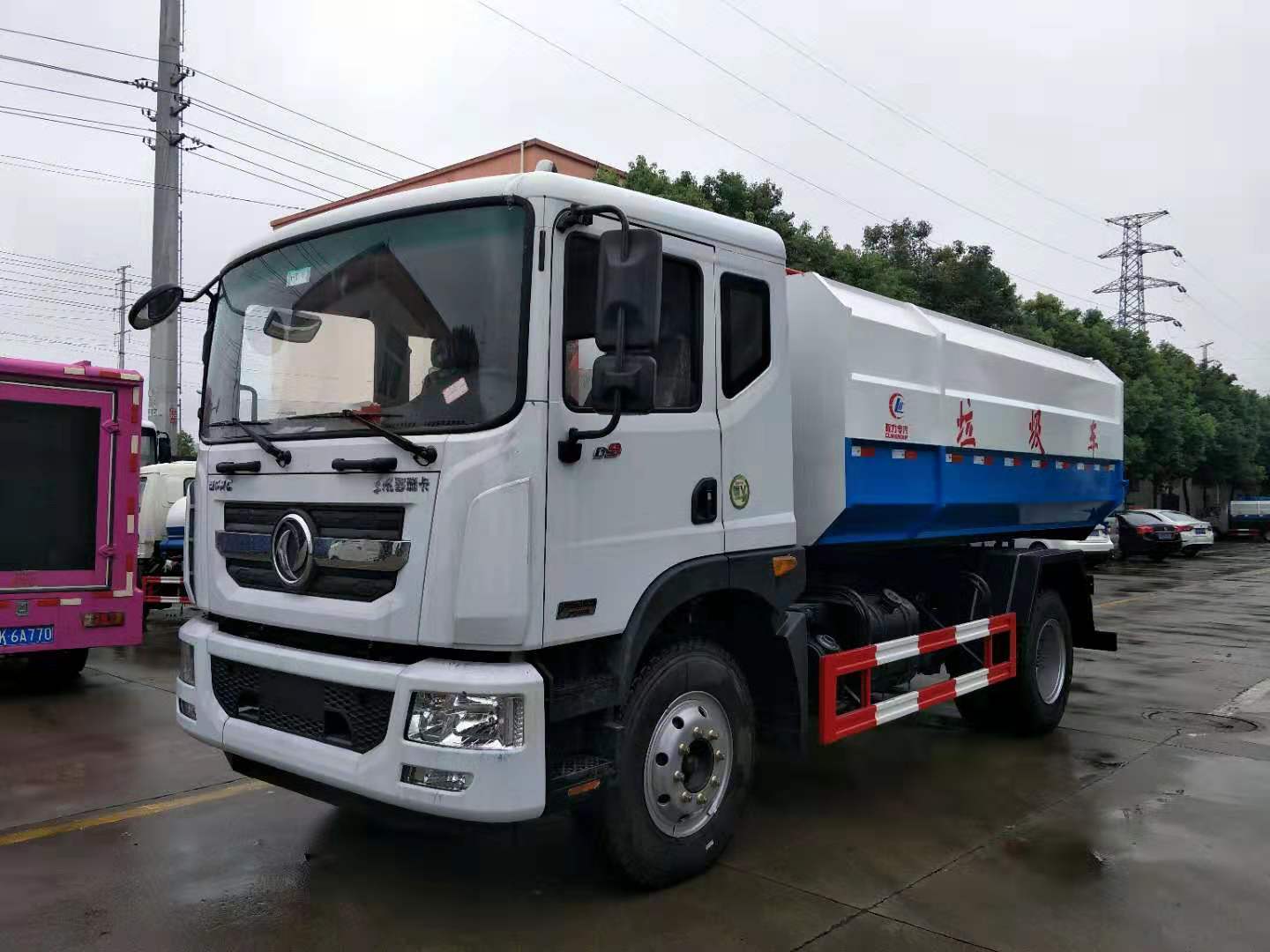 東風(fēng)D9掛桶式垃圾車
